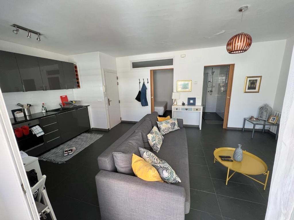 Sunny Flat In Sitges 30 Seconds To Beach, Balcony & Sea Views! Luaran gambar