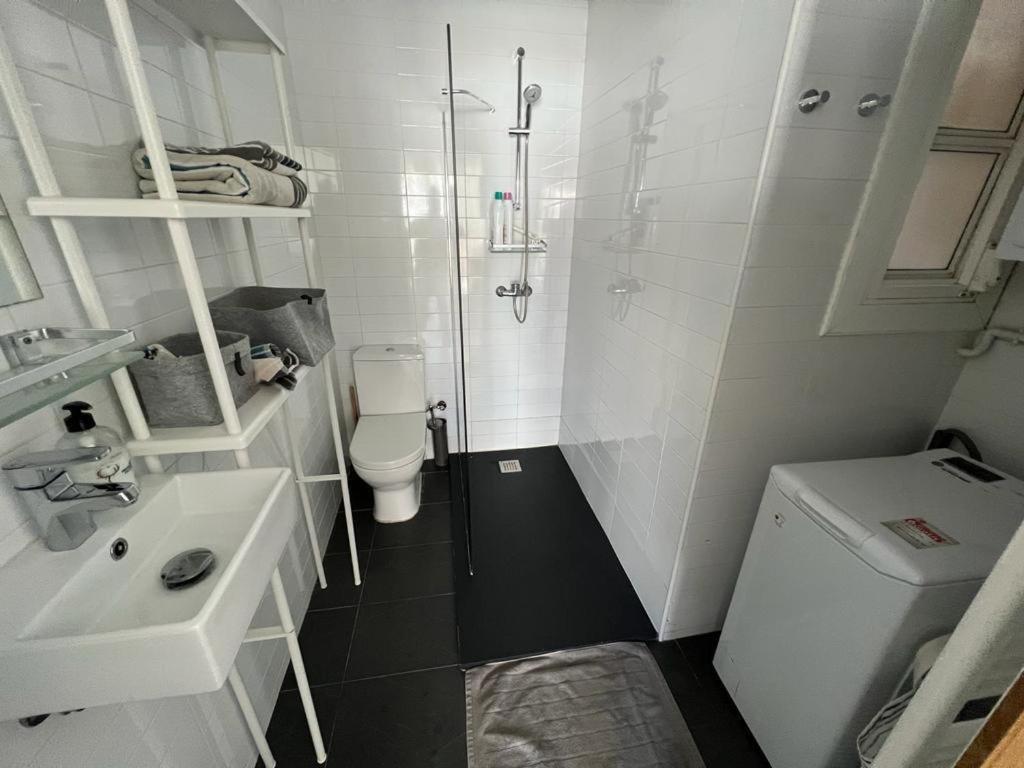 Sunny Flat In Sitges 30 Seconds To Beach, Balcony & Sea Views! Luaran gambar
