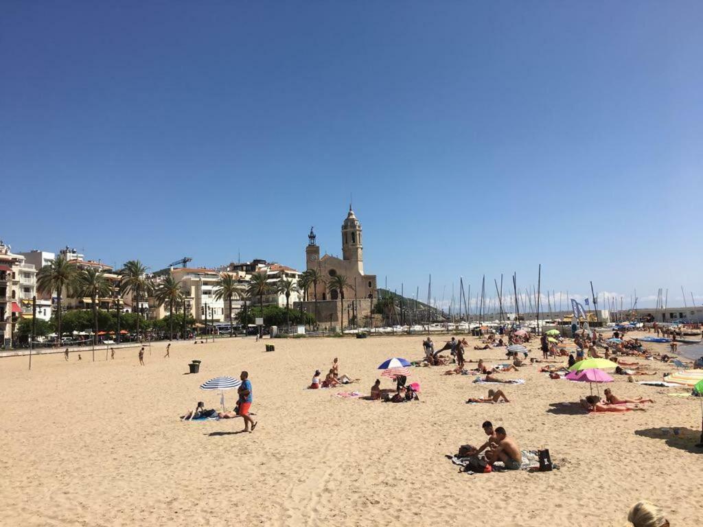 Sunny Flat In Sitges 30 Seconds To Beach, Balcony & Sea Views! Luaran gambar