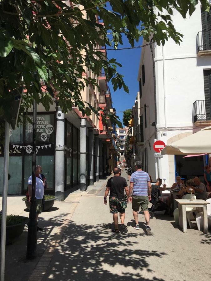 Sunny Flat In Sitges 30 Seconds To Beach, Balcony & Sea Views! Luaran gambar